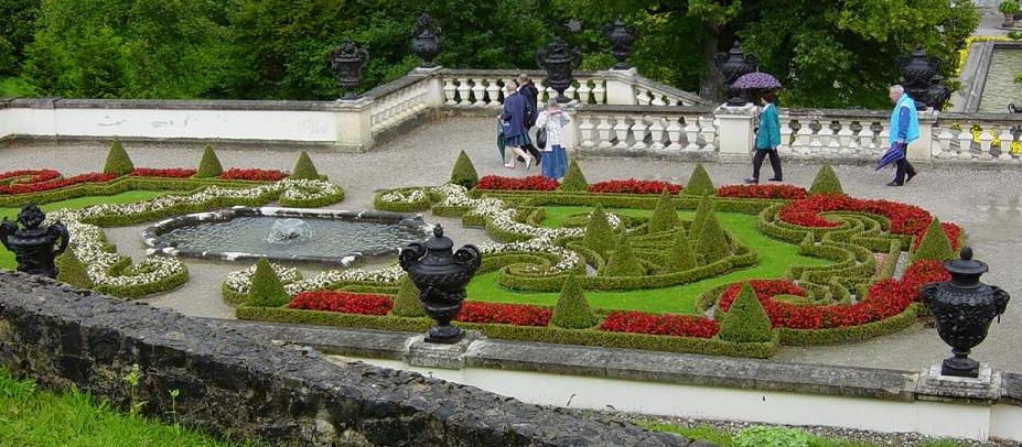 8 linderhof hedge a.JPG